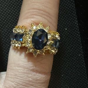 Sapphire in cubic syconium ring